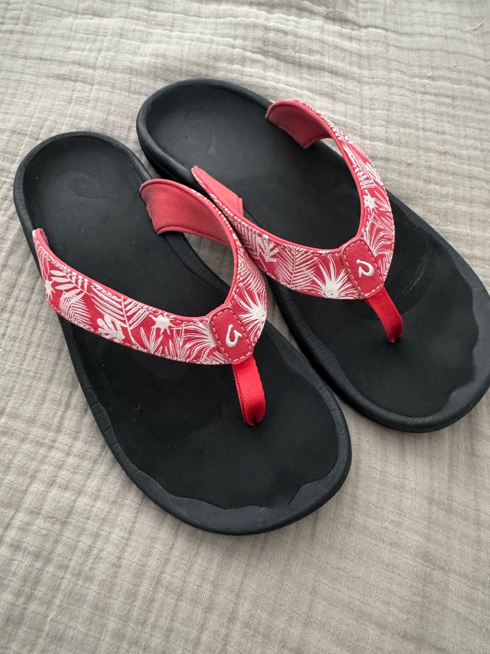 Olukai Ohana Red/Coral Retired LE Flip-Flop Sandals - size 9